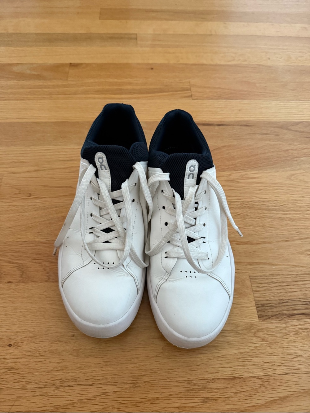 On Running Roger Advantage White Sneakers with Black Collar